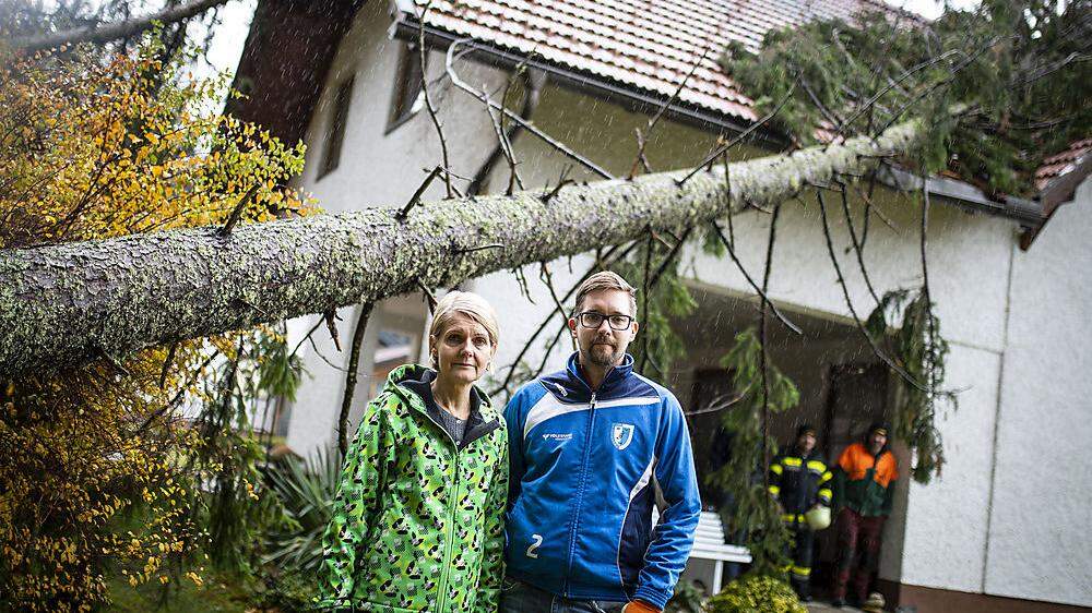 Doris und Daniel Kohls vor dem Wohnhaus, das gleich von zwei Bäumen getroffen wurde 