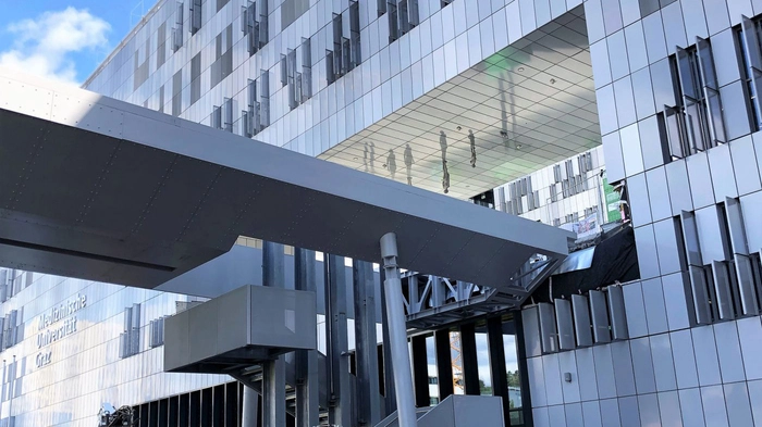 Rund ein Hektar Fliesen wird bis 2023 am Grazer MedCampus durch LIEB verleg.
