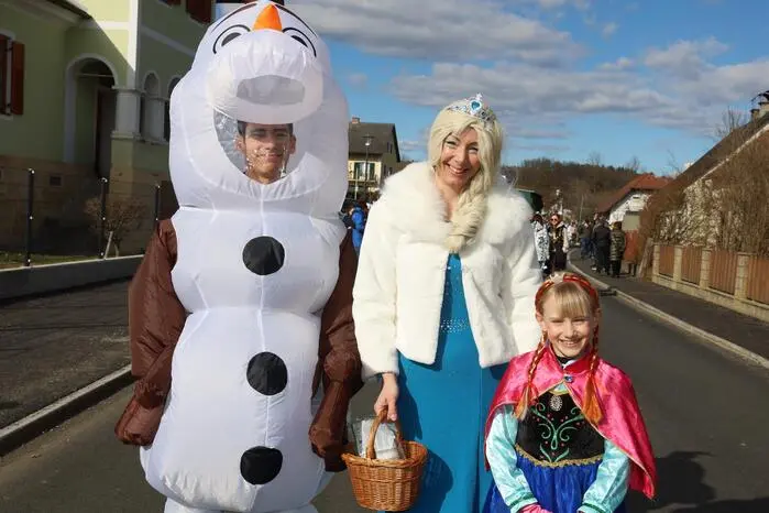 ...  über Schneemann Olaf mit den Prinzessinnen Elsa und Anna... 