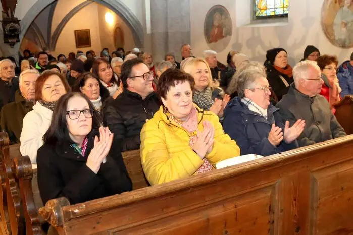 Im Gotteshaus gesichtet wurden unter anderem Pfarrer Robert Katnik und der Bezirksobmann des Sängergaues St. Veit/Feldkirchen, Siegfried Ehrlich. Übrigens: Ein Video gibt es auf Facebook Kleine Zeitung St. Veit/Feldkirchen zu sehen! Klicken Sie sich durch die Fotogalerie!