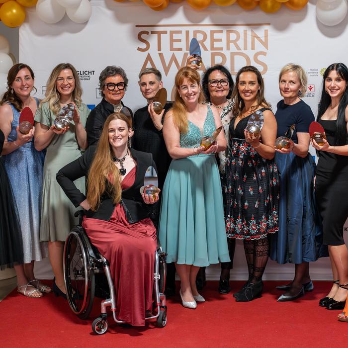 Die Gewinnerinnen der Steirerin-Awards mit Geschäftsführerin Nicole Niederl (re.) und Chefredakteurin Lissi Stoimaier (li.)