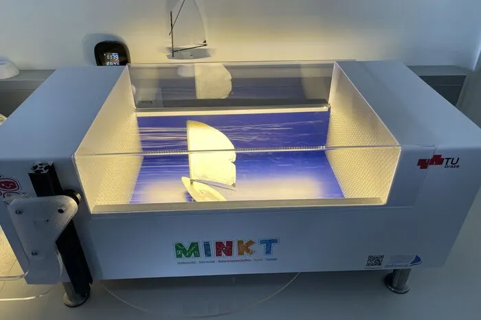 Beim mobilen Windkanal können durch Trockeneis Windströmungen sichtbar gemacht werden. 