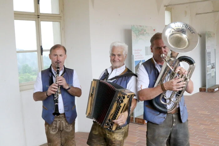Während am Samstag die Top-Band „Meilenstein“ für Superstimmung sorgte, kamen am Sonntagvormittag die Besucher beim Frühschoppen mit dem Trio „Mos“ (Foto) voll auf ihre Kosten. 