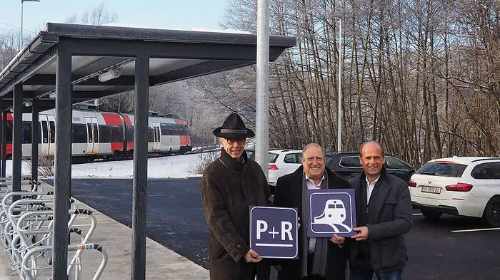 Landesrat Rolf Holub, Bürgermeister Christian Poglitsch und Regionalleiter Peter Kurnig übergaben heute die neue Park&Ride-Anlage