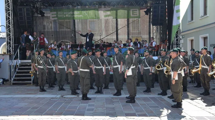 Die Militärmusik Oberösterreich spielte vor der Bühne 2 am Hauptplatz bei der offiziellen Eröffnung