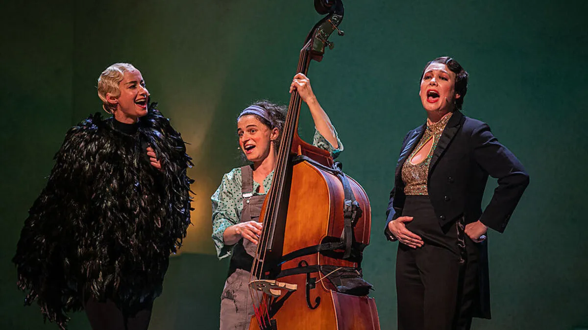 OIS OFFN! Srah Sophia Meyer, deeLinde und Susanne Konstanze Weber in animierter musikalischer Aktion