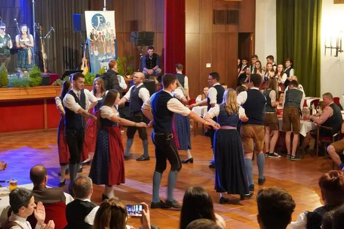 Aufführungen der Volkstanzgruppe Millstätter See-Seeboden sowie der „D‘Staffbuam &amp; Diandln“ aus Stockenboi standen auf dem Programm.
