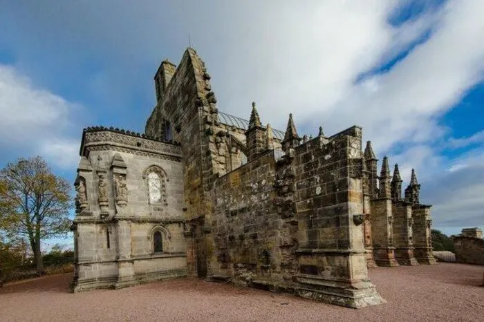 Zu Roslin liegt verborgen. Spätestens seit Dan Browns „The Da Vinci-Code“ ist diese Kapelle ein Muss auf jeder Schottlandreise. Die natürliche Schönheit der Umgebung und der Gärten sowie das weitgehend unbekannte Roslin Castle in der Nähe der Kapelle verströmen eine besinnliche Ruhe. Reisende, die sich auf die Suche nach dem sagenumwobenen Heiligen Gral und den Geheimnissen der Tempelritter machen wollen, sind hier genau richtig. Eine Tour auf den Spuren der Templer ist bereits ab 54 Euro pro Person buchbar.  