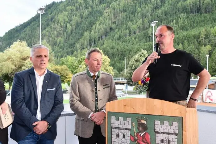 Die Bedeutung des Tennissports in der Region unterstrich Sektionsleiter Bernd Eichberger: Bereits jetzt trainieren rund 90 Kinder in Kursen, durch die neue Anlage sollen es künftig noch mehr werden.