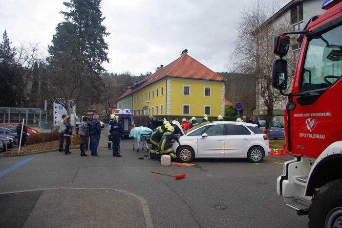 An beiden beteiligten Fahrzeugen entstand Totalschaden.