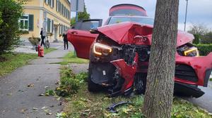 Ein Auto krachte frontal in einen Baum