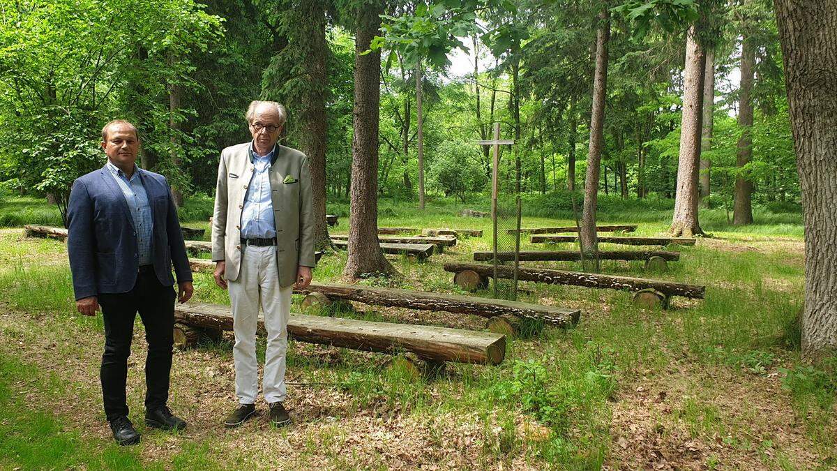 In der Stille des Waldfriedhofs: Bürgermeister Klaus Strein (l.) und Ferrante Lucchesi Palli 