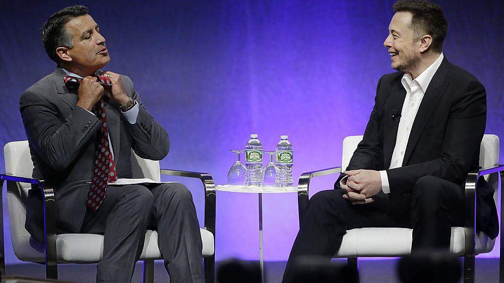 Elon Musk mit dem Gouverneur von Nevada, Brian Sandoval, der das Interview moderierte