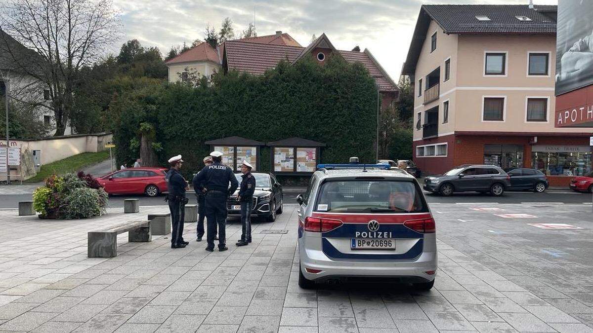 Sogar die Polizei schaute vor der Sitzung vorbei