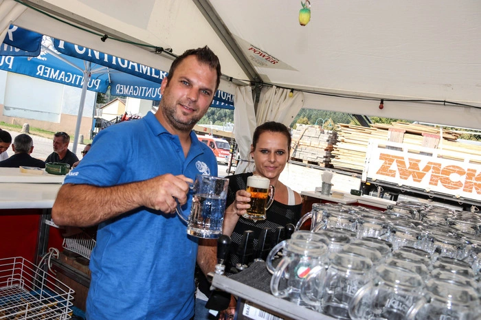 Patrick Tscharf und Heidemarie Piko versorgen seit Montag die Arbeiter und ersten Marktbesucher auf der Wiese.