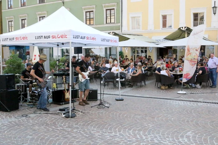 In bester Sommerlaune gesichtet wurden unter anderen das Musiker-Trio Norbert Kofler, Rudi Speiser und Rudi Wadl, Kärntner Bildungswerk-Bezirksobmann Karl Huber sowie Filmprofi Berni Schwartz. 