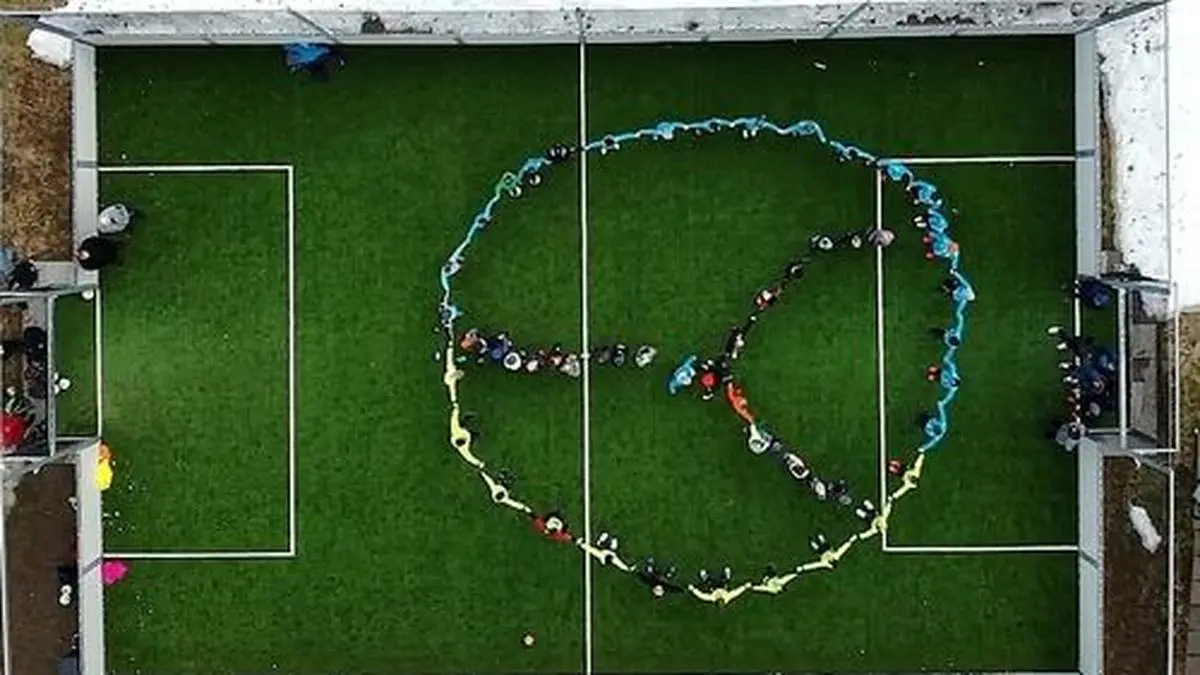 Die U12-Spielgemeinschaft Lurnfeld-Sachsenburg bildeten am Soccercourt in Möllbrücke ein Peace-Zeichen in den Farben der Ukraine 