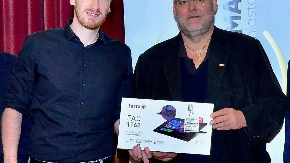 Siegfried Arztmann (Asut-Geschäftsführer) überreichte den Ehrenpreis für Platz 1 an Florian Oberluggauer