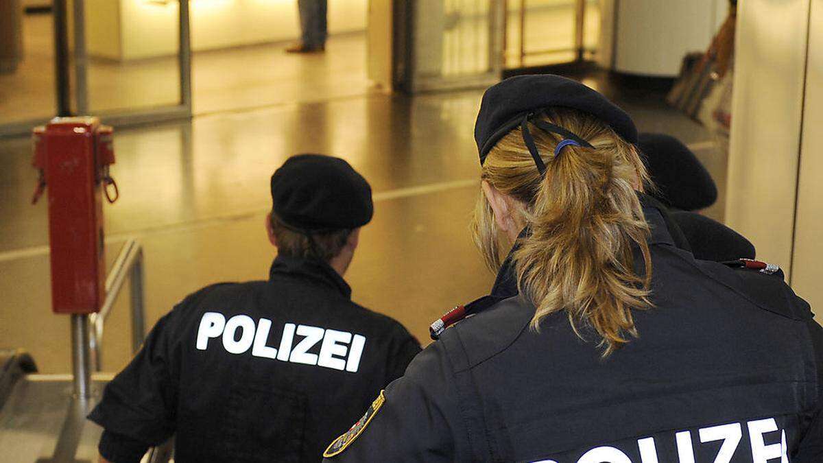 Polizei am Weg in die U-Bahn (Symbolfoto) 