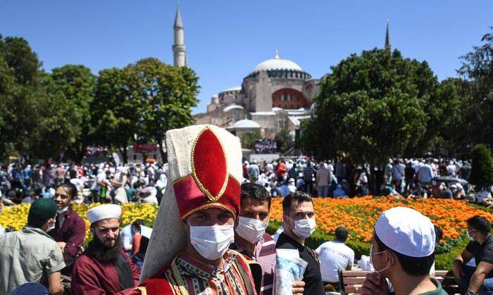 Tausende versammelten sich vor der Hagia Sophia