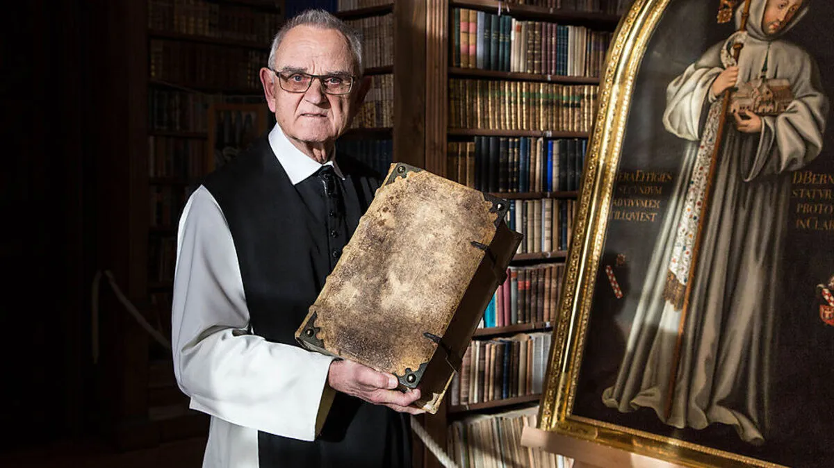 Pater August mit wertvoller Lutherbibel