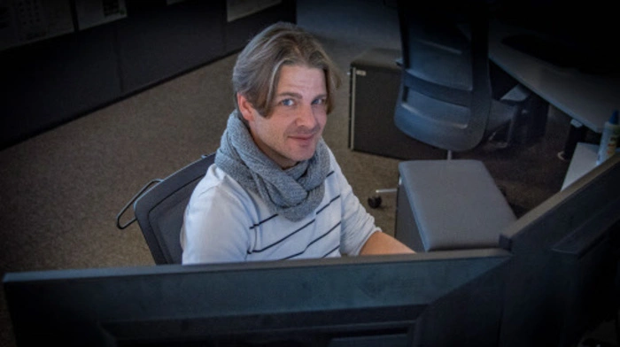 Redakteur Felix Steinle beim Sondieren der aktuellen Meldungen. Ab 6 Uhr früh ist die Redaktion besetzt, App und Homepage werden laufend aktualisiert. Ein erstes Bild der Nachrichtenlage entsteht.
