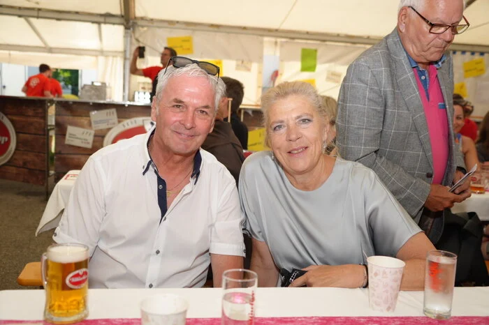 Der neue Ehrenobmann Wolfgang Macek mit Vizebürgermeisterin Angelika Hinteregger