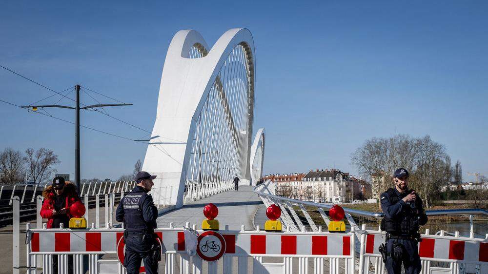 Die deutsch-französische Grenze bei Straßburg ist gesperrt, die Brücke über den Rhein unpassierbar