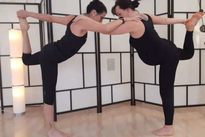 Sandra Rinnhofer und Katharina Reisenauer beim Schwangerschaftsyoga, das sie in ihrer Praxis anbieten.