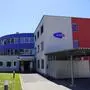 Das AMS Spittal, ein Gebäude in den Farben blau, weiß und rot