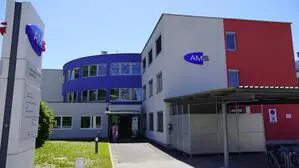 Das AMS Spittal, ein Gebäude in den Farben blau, weiß und rot