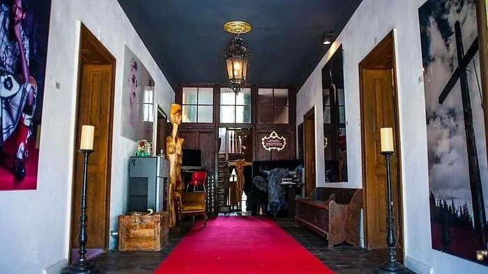 Blick ins Foyer. Die Antiquitäten sind bei Händlerin Grete Miklautz zu erwerben.