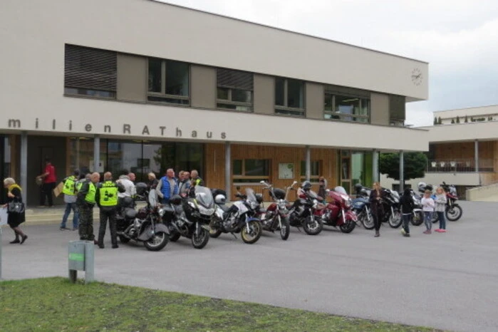 ... Die harten Jungs brachten einen Scheck über 5000 Euro mit...