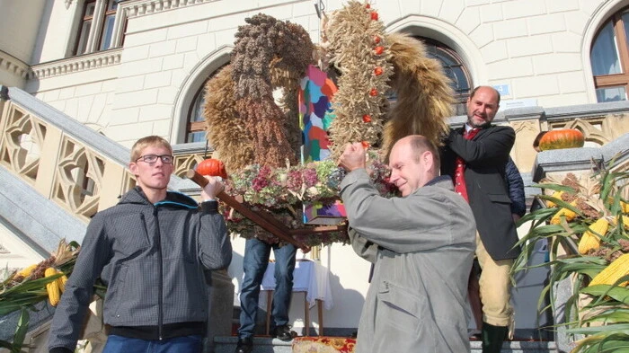 Nach dem Erntedankgottesdienst wurde die Krone in die Kirche getragen.