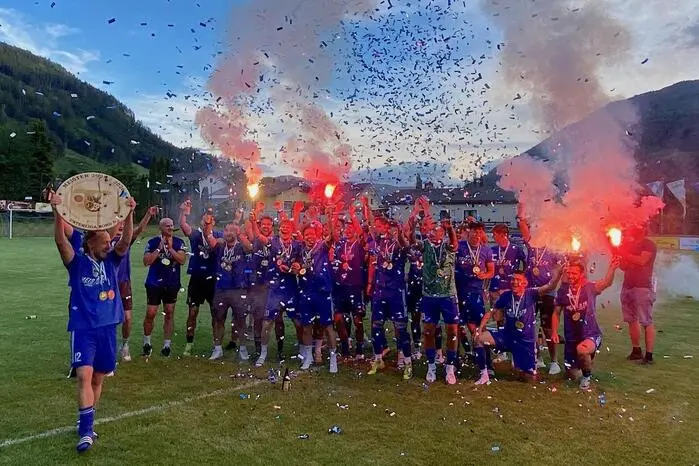 Mit 21 Siegen, drei Unentschieden und lediglich zwei Niederlagen krönte sich die Mannschaft zum Meister der Unterliga Nord B und darf in der kommenden Saison in der Oberliga Nord auf Punktejagd gehen.