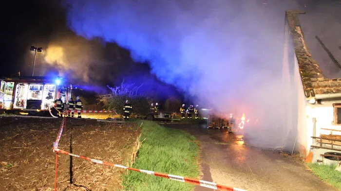 In Kaindorf bei Hartberg (Ortsteil Dienersdorf) ist in der Nacht auf Freitag ein Einfamilienhaus samt Wirtschaftsgebäude niedergebrannt.