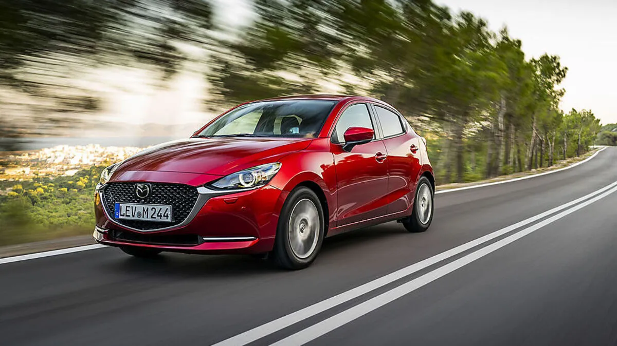 Der Mazda2 kommt mit einem neu gestalteten Kühlergrill daher