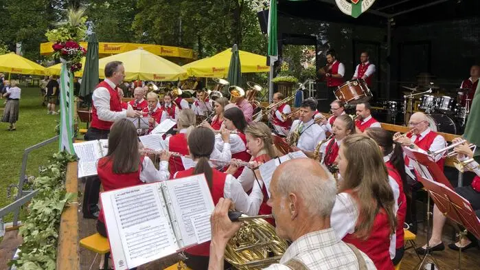 Der 21. Oberlandler Kirta lockte zahlreiche Besucher in den Knittelfelder Stadtpark. Bei sommerlichen Temperaturen stand das traditionelle Fest im Zeichen von Brauchtum, Geselligkeit und Hilfe für Menschen in Not.