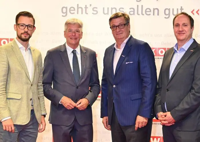 Nach der Konferenz: Wirtschaftslandesrat Sebastian Schuschnig, LH Peter Kaiser, WK-Präsident Jürgen Mandl und WK-Wirtschaftspolitik-Leiter Herwig Draxler