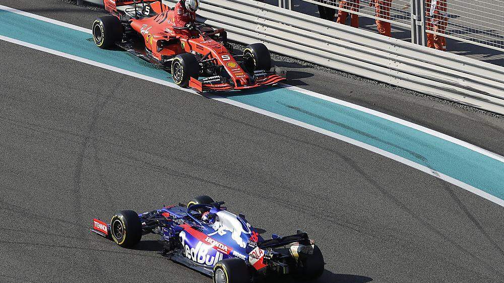 Sebastian Vettel (oben) crashte mit seinem Ferrari 