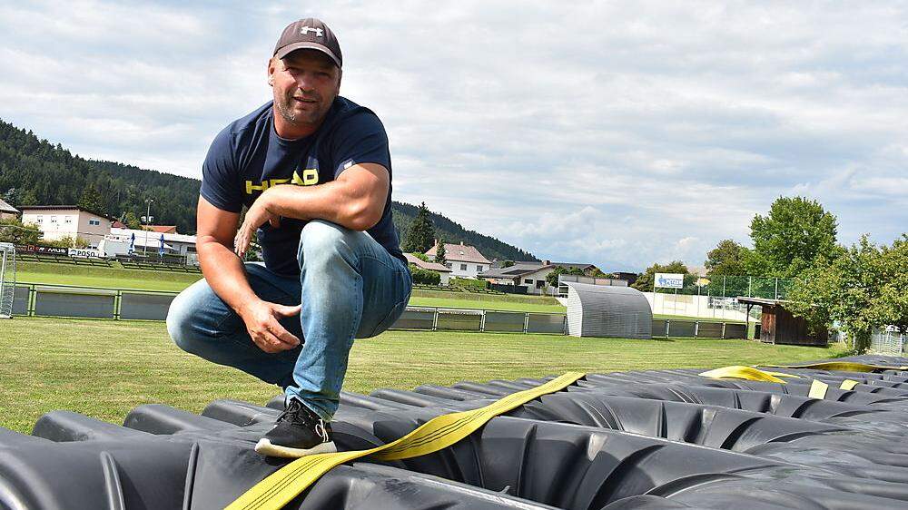 Vizebürgermeister Daniel Wriessnig bei der neuen Bewässerungsanlage auf dem Sportplatz in Bleiburg