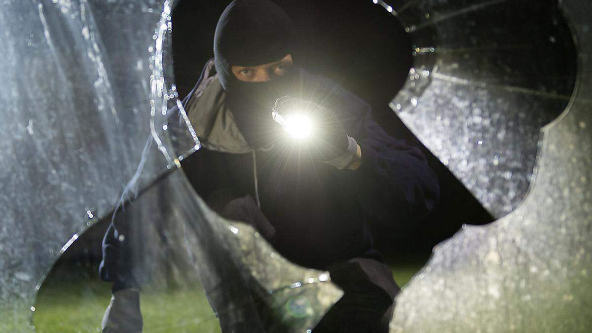 Der Mann gelangte über die Plexiglaskuppel in das Geschäft (Sujet)