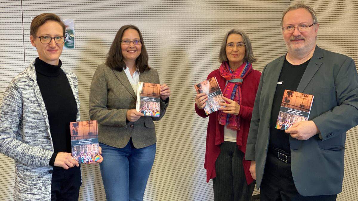 Neues Buch gibt Einblicke über Verfolgung Homosexueller in der Steiermark (v.l.: Eva Taxbacher, Michaela Feiner-Wuthe, Edith Zitz, Hans-Peter Weingand)