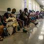 Menschen warten in Johannesburg auf ihre Impfung.