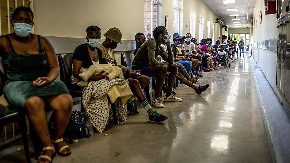 Menschen warten in Johannesburg auf ihre Impfung.