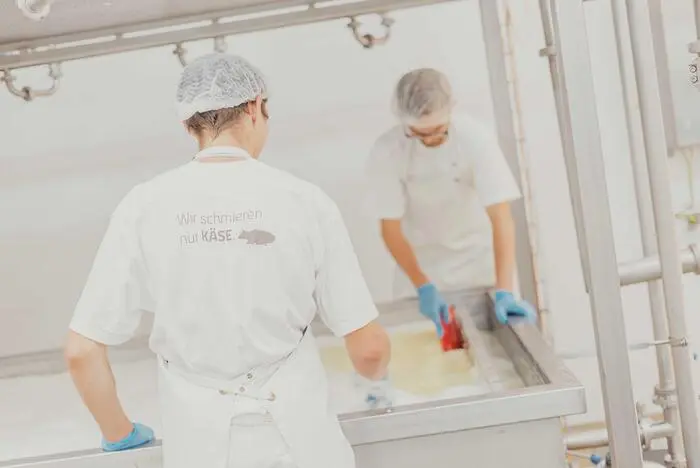 Elias Gradnitzer und Jakob Kohlweiß in der Produktion