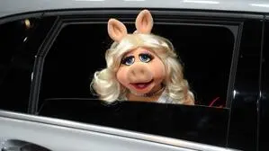 Eine Frau, die niemals älter wird: und ihren Diven-Status seit 1976 feiert. Man hofft, es bleibt in der Neuauflage so. 