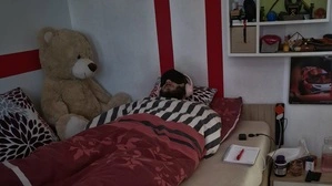 Samuel konnte am Ende das Bett kaum verlassen, Schlafmaske gegen Licht, mit Gehörschutz gegen Lärm abgeschirmt: „Ich muss 24 Stunden am Tag im Bett liegen und darf mich dabei nicht zu viel bewegen“