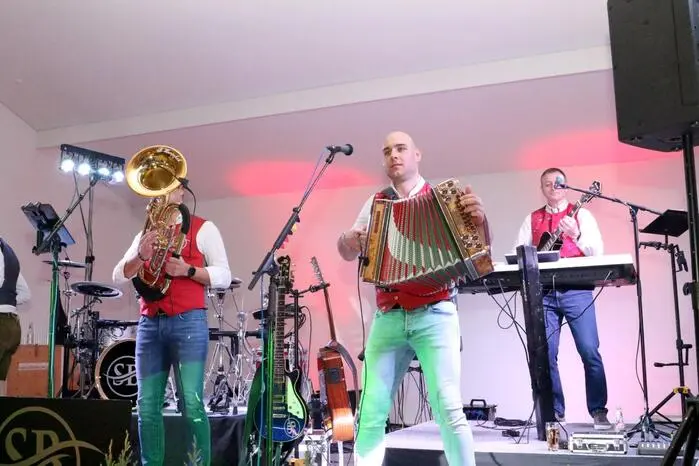 Die Tanzfreudigen kamen bei den „Silberbachern“ voll auf ihre Rechnung. Und im Keller geigte DJ „Hulio“. 