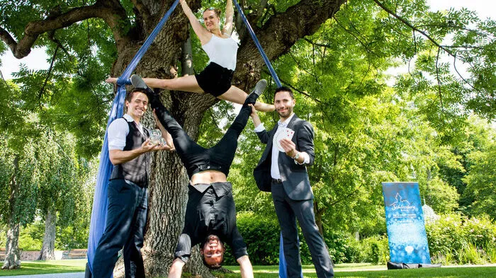 Nur vier von vielen Artisten am Ball: Yasmine Heyer thront über Albert Tröbinger, „Freak“ Max Maringer und Philipp Tawfik